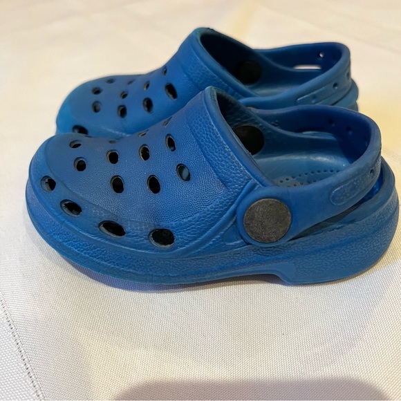 Unisex Kids Blue Clogs Slippers Sandals Slip on Shoes Eur 20-21 Size 4-5 12-18 M - Picture 2 of 12